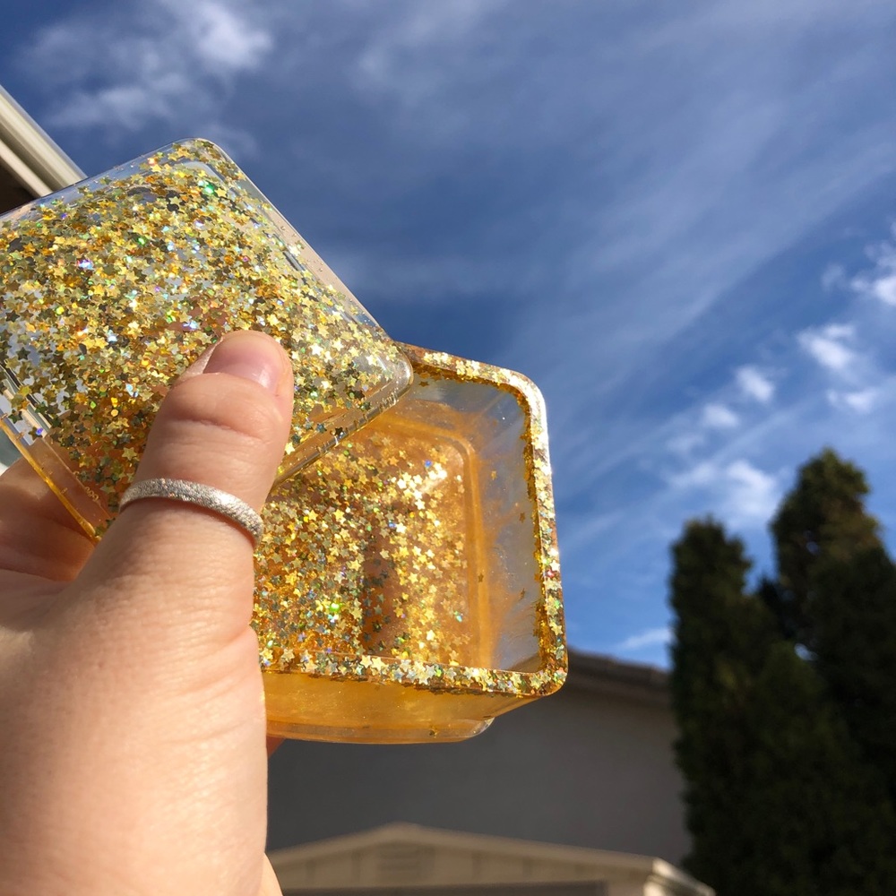 Resin box